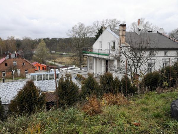 Najbliżej  usytuowany budynek obok nieistniejącego Villa Seidenfabrik ( Willa właściciela Fabryki Jedwabiu ) i parku.  Być może jest to obiekt wcześniej należąc