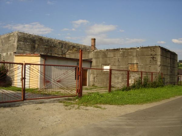 Jeden z kolejnych schronów w Stępinie