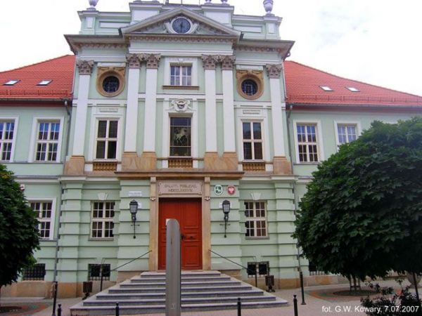 Kowary, budynek Urzędu Miasta [fot. Grzegorz Wojtas]