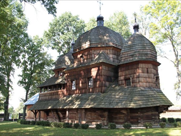 Cerkiew Narodzenia Przenajświętszej Bogurodzicy w Chotyńcu . Zbudowana w 1615 roku.