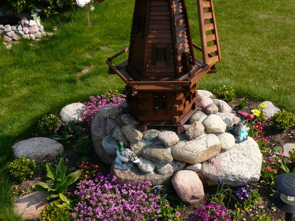 Kwiecień na skalniaczku pod wiatrakiem.