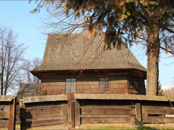 Drewniany kościół konstrukcji zrębowej pw. św. Sebastiana, wzniesiony w roku 1737. W roku 1980 był gruntownie odnawiany z całkowitą wymianą gontów.