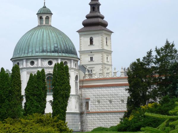Jedna z najpiękniejszych rezydencji pałacowych w Polsce. Położona 10 km na południe od Przemyśla.  Zamek - pałac powstał w XVI wieku.  Przez kolejne lata rozbud