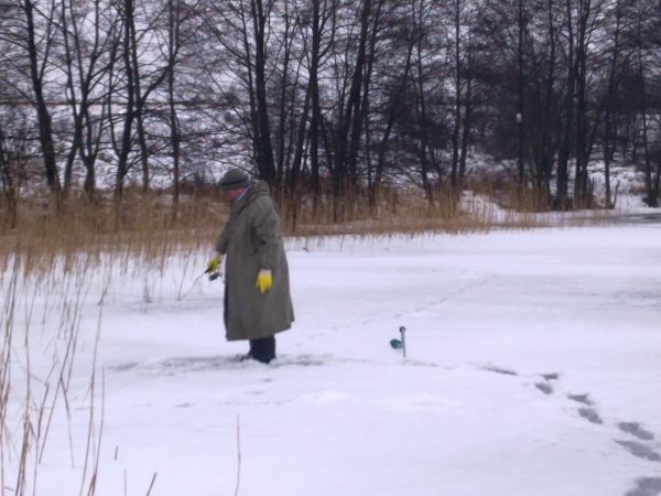 Samotny wędkarz na jeziorze Głęboczek