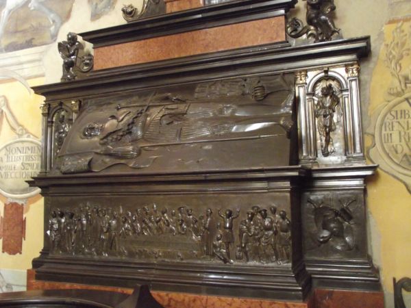 Przedstawiona na nagrobku leżąca postać Krzysztofa Szydłowieckiego - kanclerza wielkiego koronnego /XV/XVI wiek/, w kanelowej zbroi, dostojna, realistyczna - zn