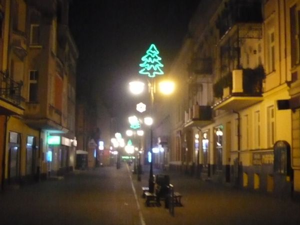 Dawny deptak ul. Kolejowa wieczorem.