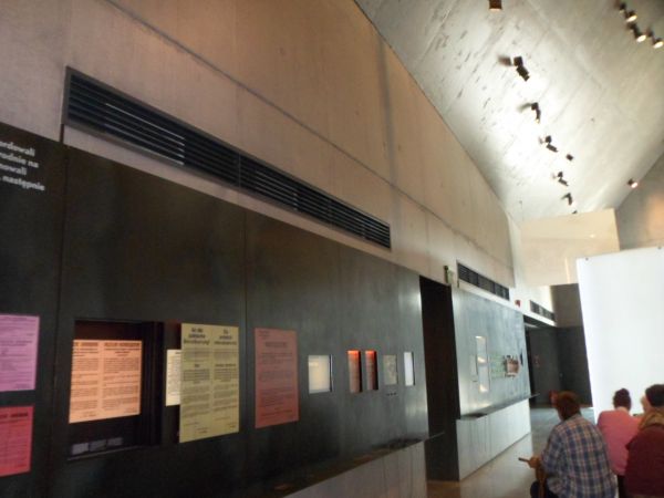 multimedialne ekspozycje muzealne - przedstawione i udostępniane w językach polskim, angielskim i hebrajskim. Uwaga techniczna : ktoś już "jakieś durne pół gwia