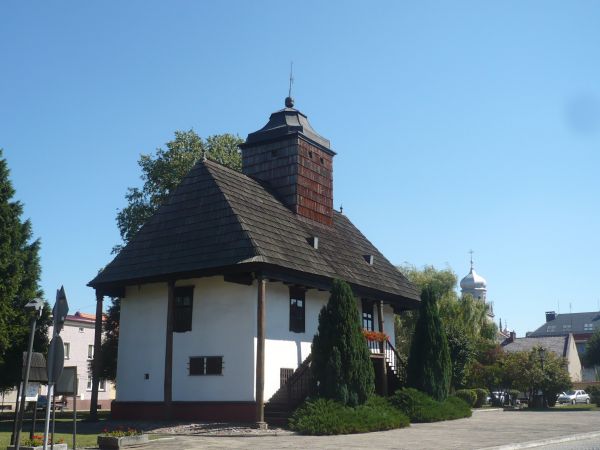 Rynek  w  centralnej  częścii drewniany  Ratusz  z 1743 r zabytek  klasy ,,O,, jedyny taki  obiektt w  Polsce.