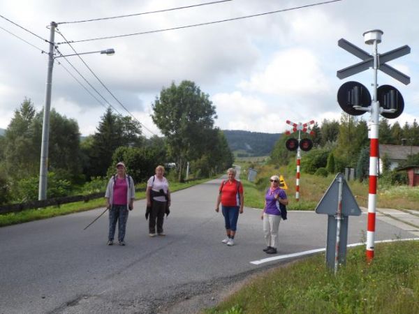 wędrujemy od wsi Morochów - od kładki wiszącej nad Osławą - tu drogą przez tory do Zawadki Morochowskiej - niegdyś spora i liczna wieś, dziś przysiółek wsi Mokr