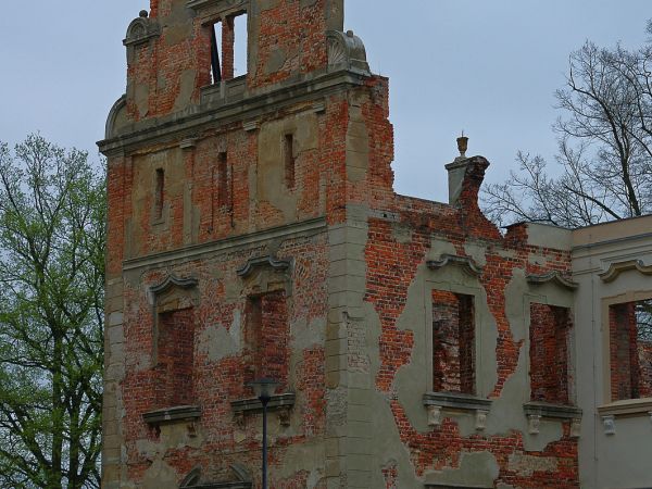 Żmigród - zespół pałacowo - parkowy - ruiny pałacu Hatzweldtów