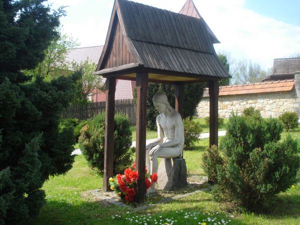 Figurka na placu kościelnym