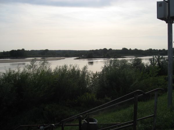 Zejście do punktu poboru wody widok na Wisłę w dolnym biegu