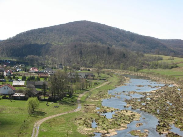 koryto rzeki San - przed zaporą wody kierowane są na sztolnię, by służyć wykorzystaniu przez Hydroelektrownię a tu po podniesieniu śluz w zaporze jest jej więce