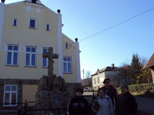 Obelisk zwieńczony krzyżem - poświęcony tym mieszkańcom wsi, którzy ponieśli śmierć podczas okupacji, w obozach i na frontach II-giej wojny światowej, pomnik of
