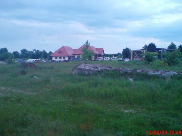 Nadwiślanka. Pozostałości fortu nr 1 Twierdzy Iwangord, w tle Motel