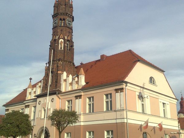 Ratusza - zbudowany w 1837, rozbudowa w 1870 - dostawiono m.in. neogotycką wieżę.