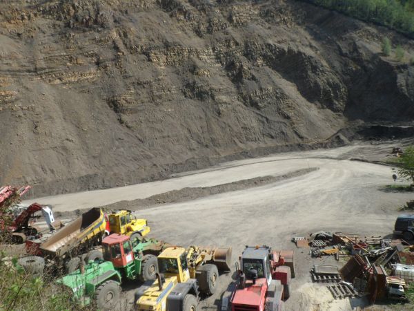 kamieniołom tzw. drobny - Huczwice, wciąż eksploatowany - tu n/z potężna baza sprzętu, w dni robocze tam "góra się trzęsie" - my jesteśmy na rajdzie w niedzielę