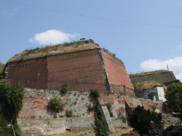 na Fortecznej Górze twierdza, wznoszona w latach 1680-1703, rozbudowana w roku 1741 i po 1770, wzniesiona na miejscu grodu i zamku średniowiecznego.