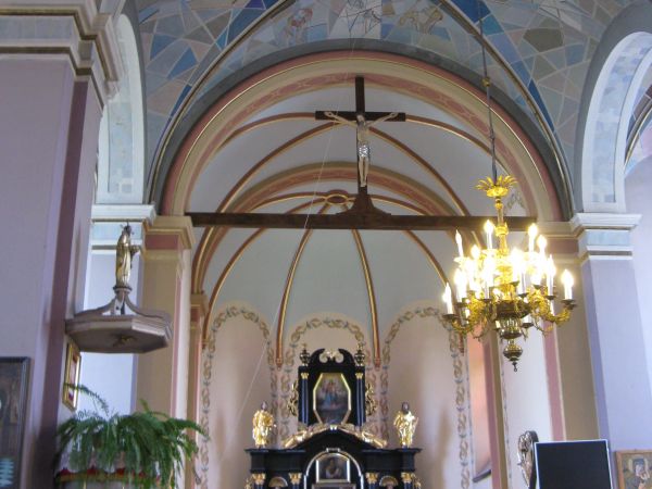 wyposażenie ze starego kościoła, ołtarz główny ok.poł. XVII wieku, konsekrowany 1734r, odnowiony i uzupełniony w 1972 roku.