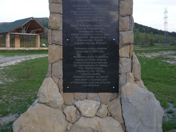 Obelisk koło zalewu na Gościbi.