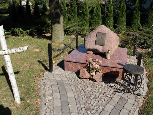 Drewniany kościół p.w.  św. Michała Archanioła w Michałówce. Pomnik ku czci bohaterskiego proboszcza tego kościoła ks. Jana Gielarowskiego , który zginął ratują