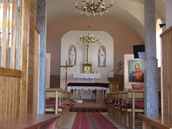 wnętrze świątyni - nawa i ołtarz główny, po 1947 roku przejęta przez kościół rzymskokatolicki.