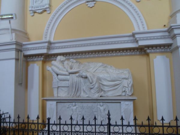 sarkofag hr. Marii z Radziwiłłów Krasińskiej - żony hr. gen.dyw. Wincentego Krasińskiego i matki Zygmunta Krasińskiego, zmarła młodo, w 1841r. - 2 lata przed oż