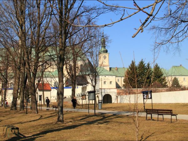 Bazylika Zwiastowania NMP w Leżajsku – wzniesiona w miejscu, gdzie według tradycji ukazała się w 1590 roku Tomaszowi Michałce Matka Boska. Sprawują nad nią opie