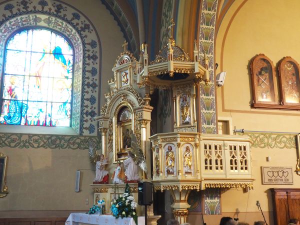 ołtarz boczny po lewej i ambona - w kościele pw. Trójcy Przenajświętszej.