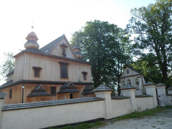 kościół pw. św. Michała Archanioła, zabytkowy, wzniesiony jest z jodłowych bali  szalowanych deskami. Wybitny zabytek drewnianej architektury barokowej,  świąty