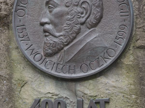 na obelisku - w rocznicę 400 lat uzdrowiska i medalion z Wojciechem Oczko. Od wieków zastosowanie miało tu w kurorcie hasło : "ból minie - po solance i borowini