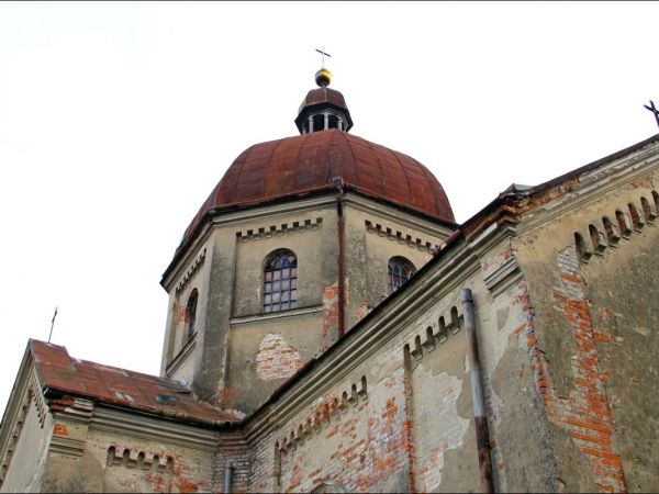 Opuszczona , murowana cerkiew greckokatolicka w Cieszanowie.