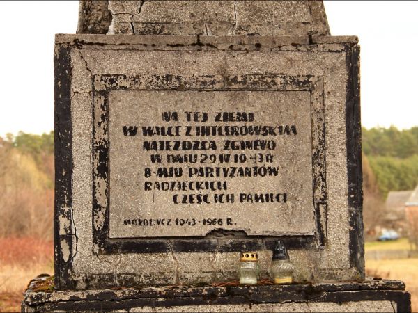 Obelisk upamiętniający śmierć 8 spadochroniarzy - partyzantów radzieckich .