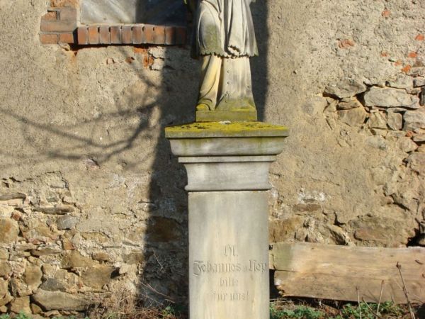 Figura św. Jana Nepomucena patrona od powodzi.