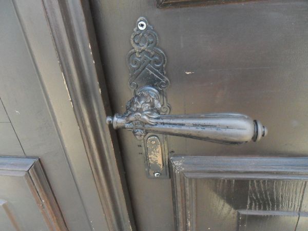 Stylizowany lew "broni" kościół