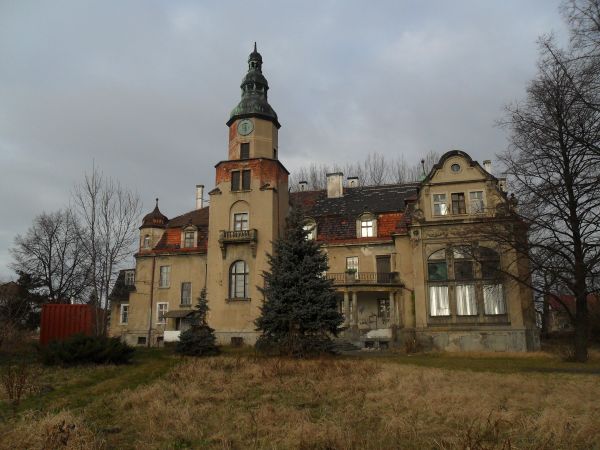 Widok pałacu byłych niemieckich właścicieli i od roku 1945 pomieszczenia dyrekcji cukrowni
