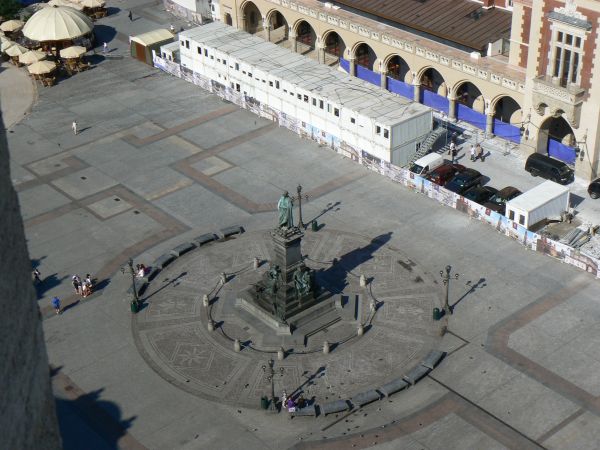 Rynek z wieży mariackiej, pomnik Adama Mickiewicza