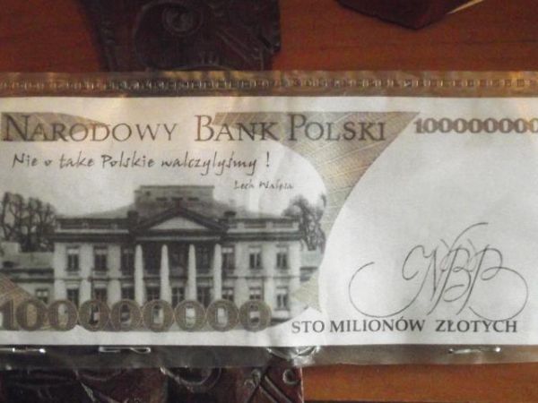 w zbiorach muzeum jest też banknot o nominale 100 mln zł - bo tyle było wówczas obiecane dla każdego rodaka i coś o Japonii też było...