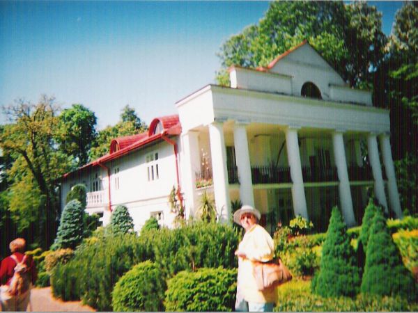 W połowie XIX wieku zamieszkiwał tutaj wraz z rodziną jeden z najbardziej znanych polskich malarzy romantycznych, Piotr Michałowski. Był świetnym gospodarzem, m