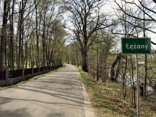 Początek wsi Łężany,droga dojazdowa od strony Reszla 2012-04-27