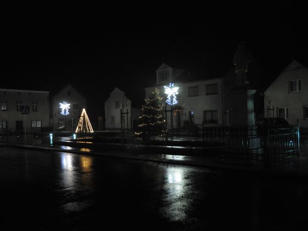 Rynek w Strzeleczkach przed świętami