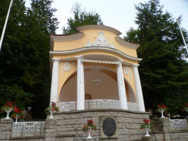 muszla koncertowa w kurorcie w centrum przy deptaku. W sierpniu Krynica - Zdrój staje się stolicą arii i pieśni za sprawą Festiwalu im. Jana Kiepury.