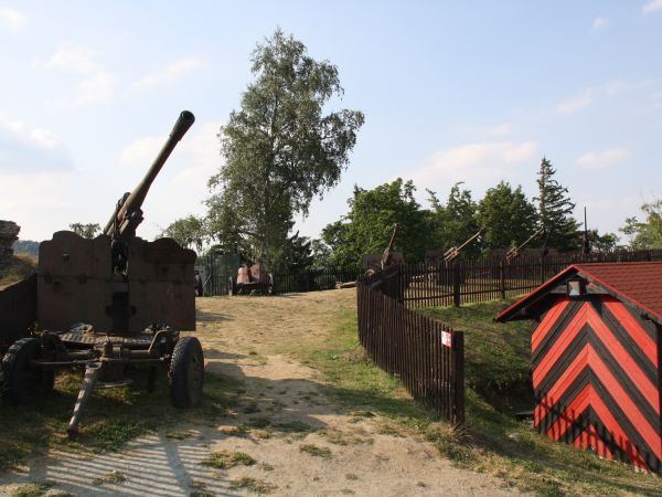 ekspozycje militarne na terenach przyfortecznych - przed główną bramą twierdzy a z planszy edukacyjnej dowiadujemy się, że w 1973r. w obrębie Twierdzy uruchomio