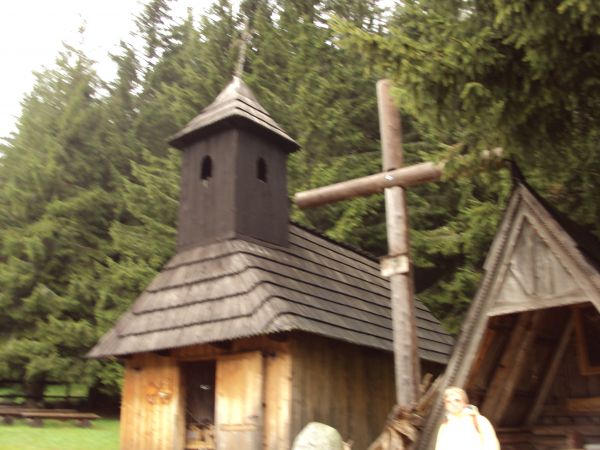 W kierunku do schroniska przy końcu Polany Chochołowskiej - po prawej - jest kaplica, krzyż i wiata dla turystów. Warto wiedzieć, że sceny do filmu pt. "Janosik