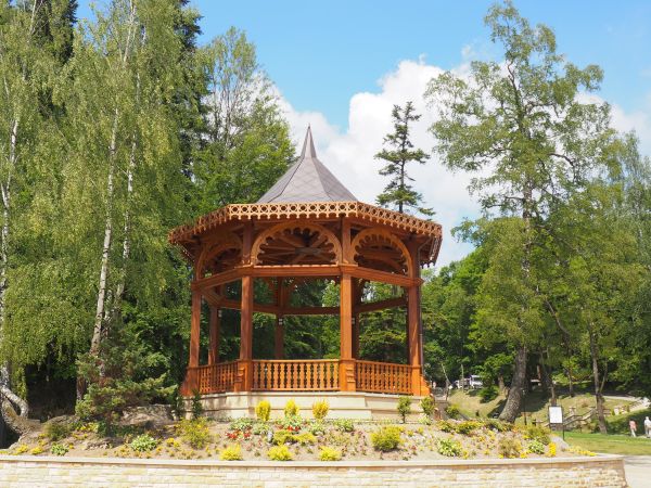 przy deptaku - altana w stylu szwajcarskich kurortów - tu n/z między Pijalnią Wód Zdrojowych a drogą do pomnika historii - Bełkotki, tu do niedawna była estrada