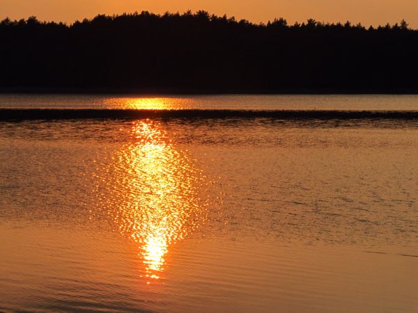 Zachód słońca nad jeziorem