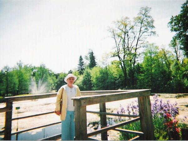 Z pomostów podziwiać możemy bogatą kolekcję różnych odmian lilii wodnych, kosaćców, kotewkę orzecha wodnego, marsylię czterolistną.