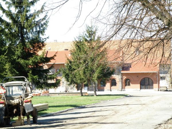 Odnowione zabudowania gospodarcze przy pałacu