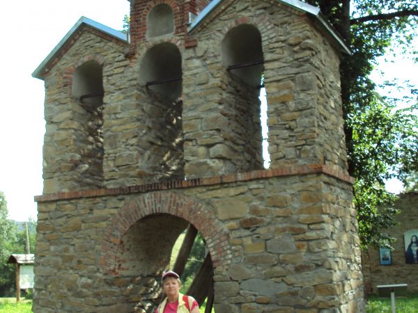 przed : dzwonnica, współczesna cerkwi - 1-sza poł. XIX wieku, murowana z kamienia i cegły, parawanowa, w dolnej kondygnacji bramka, górna przepruta trzema arkad