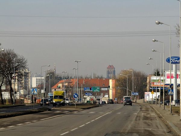 Na ulicy Elbląskiej w stronę centrum miasta